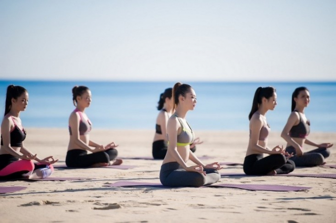 Tập luyện yoga tr&ecirc;n b&atilde;i biển&nbsp;nhiệt đới xanh m&aacute;t v&agrave; trong l&agrave;nh