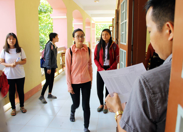Th&iacute; sinh được gọi v&agrave;o ph&ograve;ng thi để l&agrave;m thủ tục tại điểm thi THPT Nguyễn Huệ (TP. Tuy H&ograve;a, tỉnh Ph&uacute; Y&ecirc;n).