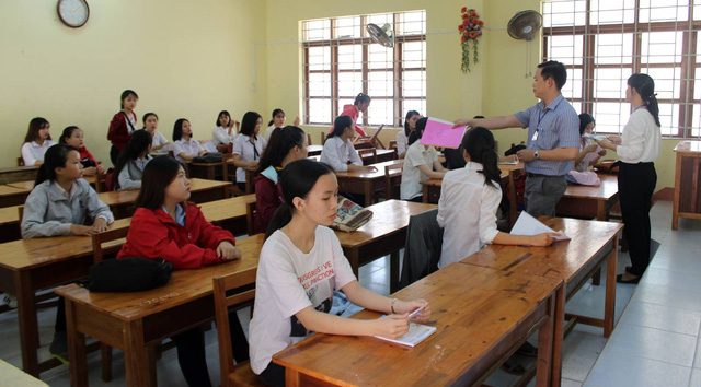 C&aacute;c th&iacute; sinh được y&ecirc;u cầu kiểm tra lại th&ocirc;ng tin tr&ecirc;n thẻ dự thi. (Ảnh: Trung Thi)