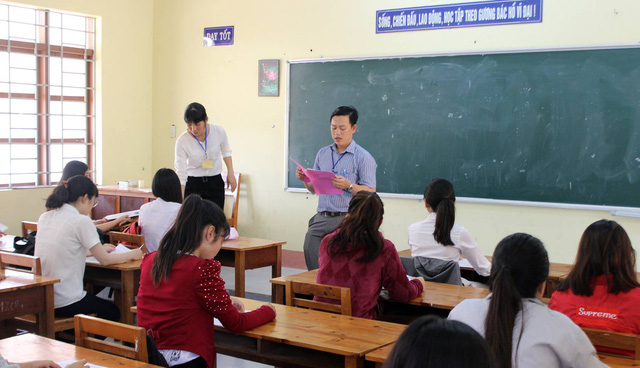 Gi&aacute;m thị coi thi phổ biến quy chế thi, lịch thi. (Ảnh: Trung Thi)