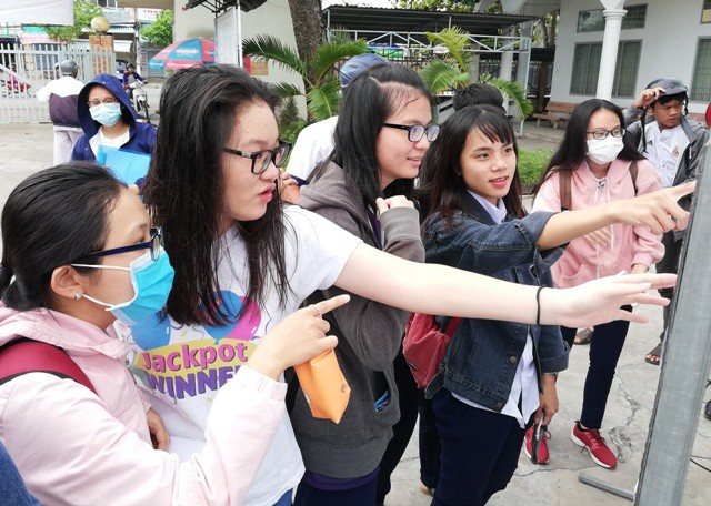 Chiều 24/6, th&iacute; sinh t&igrave;m ph&ograve;ng thi tại điểm thi trường THPT Chuy&ecirc;n Bạc Li&ecirc;u. (Ảnh: Huỳnh Hải)