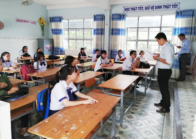 C&aacute;n bộ coi thi ở Bạc Li&ecirc;u đang phổ biến một số quy chế thi tại buổi l&agrave;m thủ tục dự thi chiều ng&agrave;y 24/6. (Ảnh: Huỳnh Hải)