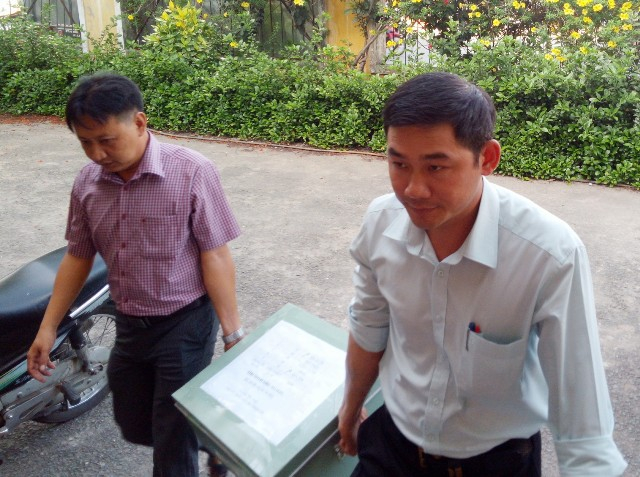 C&aacute;n bộ vận chuyển đề thi v&agrave;o nơi lưu giữ an to&agrave;n ở tỉnh S&oacute;c Trăng. (Ảnh: Xu&acirc;n Lương)