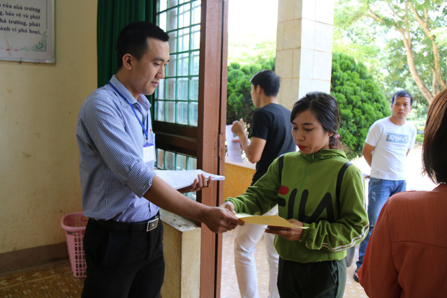 Th&iacute; sinh l&agrave;m thủ tục v&agrave;o ph&ograve;ng dự thi. (ảnh: Dương Phong)