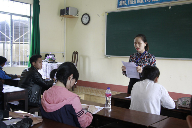 Gi&aacute;m thị phổ biến quy chế thi. (Ảnh: Th&uacute;y Diễm)