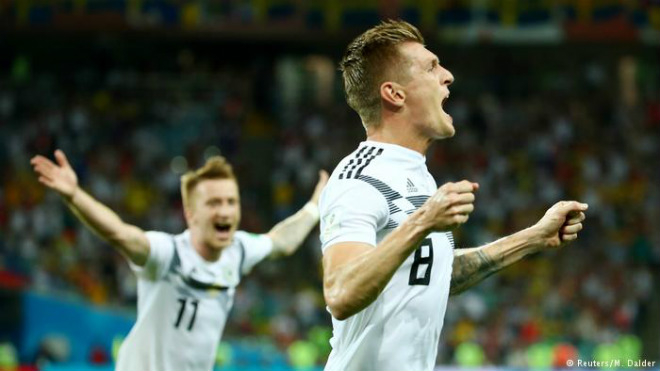 Toni Kroos đ&atilde; c&oacute; pha ghi b&agrave;n đẹp mắt ở ph&uacute;t b&ugrave; giờ thứ 5. Ảnh: Reuter.