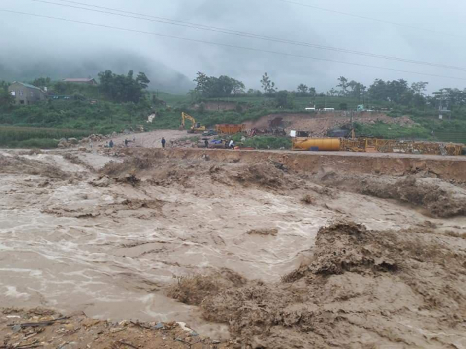 Lũ qu&eacute;t l&agrave;m sạt lở&nbsp;ở đồi n&uacute;i, đường x&aacute;, hoa m&agrave;u, cầu cống khiến nhiều tỉnh khu vực ph&aacute;i bắc bị chia cắt. Ảnh B&aacute;o CAND.