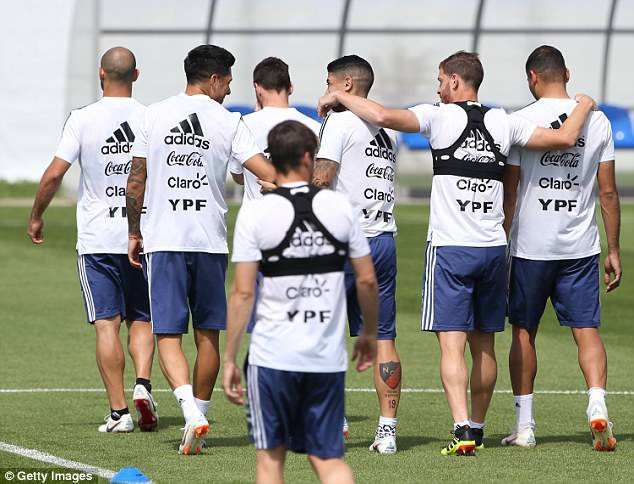 Trong buổi tập của đội tuyển Argentina s&aacute;ng Ch&uacute;a Nhật (24/6), khi cả đội tập trung, Messi đứng ngang với HLV Sampaoli, v&acirc;y quanh l&agrave; phần c&ograve;n lại của đội tuyển Argentina.&nbsp;Ảnh: Getty Images