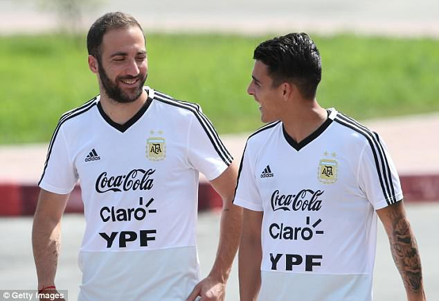 Nụ cười vẫn nở tr&ecirc;n m&ocirc;i c&aacute;c cầu thủ, v&igrave; Argentina vẫn c&ograve;n quyền tự quyết để v&agrave;o v&ograve;ng knock-out. Ảnh: Getty Images