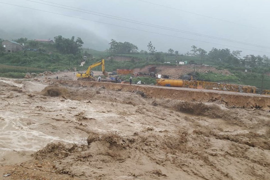 Nước lũ ph&aacute; vỡ một số đoạn tr&ecirc;n tuyến Quốc lộ 279 từ L&agrave;o Cai sang Lai Ch&acirc;u v&agrave; ngược lại - Ảnh: Lao Động