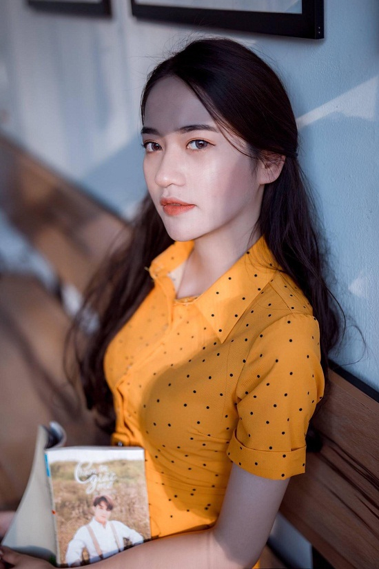 Người đẹp Kinh Bắc sinh năm 1998, với gương mặt thanh t&uacute; đ&uacute;ng chuẩn v-line,&nbsp;Hồng Ngọc&nbsp;nhanh ch&oacute;ng hớp hồn cư d&acirc;n mạng.