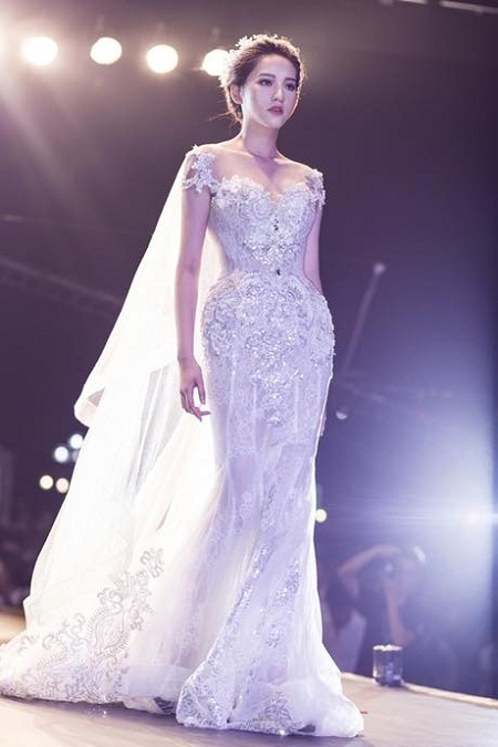 Vẻ đẹp h&uacute;t hồn của c&ocirc; n&agrave;ng 98 tr&ecirc;n s&agrave;n cat walk