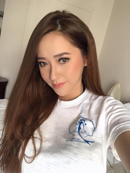 Hồng Ngọc thường xuy&ecirc;n chụp g&oacute;c mặt nghi&ecirc;ng khoe chiếc mũi cao v&uacute;t