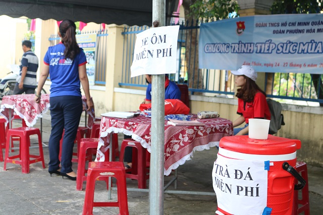 Đội xe &ocirc;m miễn ph&iacute; v&agrave; tr&agrave; đ&aacute; miễn ph&iacute; tại điểm thi.