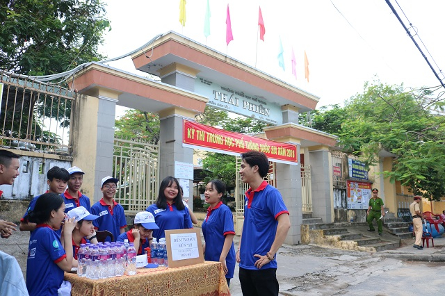 C&aacute;c điểm ph&aacute;t nước miễn ph&iacute; cho phụ huynh v&agrave; th&iacute; sinh.