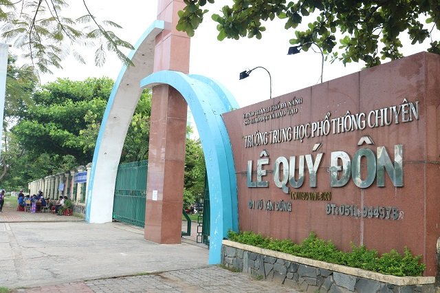 Ph&aacute;t nước miễn ph&iacute; tại điểm thi THPT Chuy&ecirc;n L&ecirc; Qu&yacute; Đ&ocirc;n.