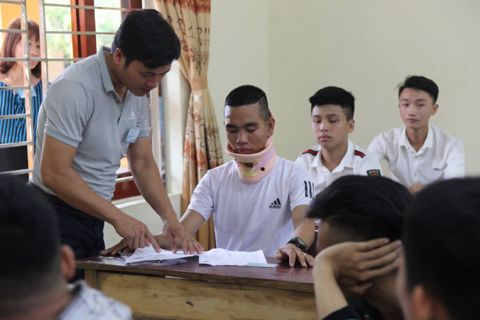 Bị thương sau tai nạn phải nẹp cổ nhưng Ho&agrave;ng vẫn cố gắng tham dự kỳ thi, n&eacute;n đau l&agrave;m b&agrave;i.