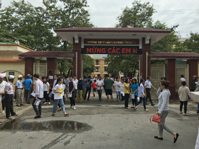 Th&iacute; sinh rời khỏi điểm thi sau m&ocirc;n thi đầu ti&ecirc;n tại trường THPT chuy&ecirc;n Phan Bội Ch&acirc;u, TP Vinh, Nghệ An.