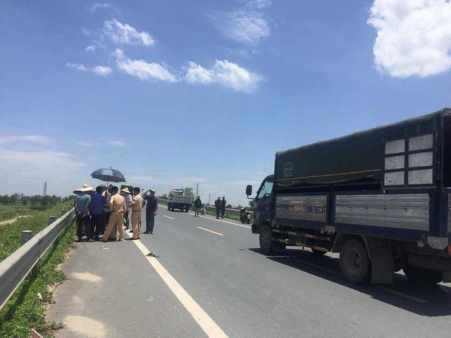 Lực lượng chức năng điều tra nguy&ecirc;n nh&acirc;n sự việc.