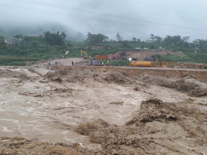 Lũ qu&eacute;t l&agrave;m sạt lở&nbsp;ở đồi n&uacute;i, đường x&aacute;, hoa m&agrave;u, cầu cống khiến nhiều tỉnh khu vực ph&aacute;i bắc bị chia cắt. Ảnh B&aacute;o CAND.