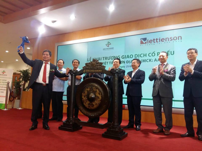-&nbsp;&nbsp;&nbsp;&nbsp;&nbsp;&nbsp;&nbsp; Chủ tịch HĐQT VTSR Nguyễn Thanh Hải đ&aacute;nh cồng khai trương phi&ecirc;n giao dịch đầu ti&ecirc;n cổ phiếu AAV tại HNX.&nbsp;
