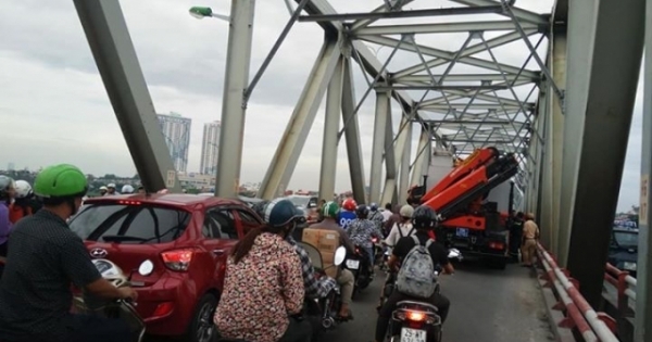 Hà Nội: Bực tức với chồng, người phụ nữ đòi nhảy cầu Chương Dương