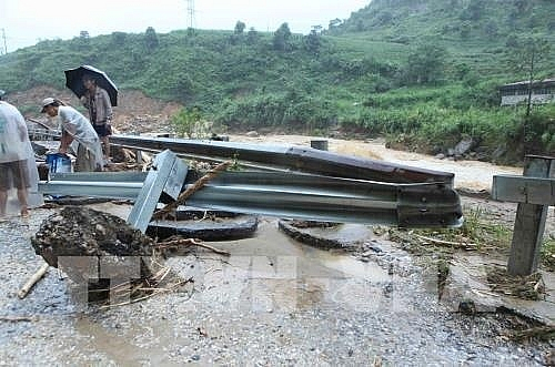 Quốc lộ 4D Lai Ch&acirc;u &ndash; L&agrave;o Cai đoạn qua bản Chu Va 12, x&atilde; Sơn B&igrave;nh, huyện Tam Đường bị sạt lở nghi&ecirc;m trọng khiến giao th&ocirc;ng bị t&ecirc; liệt ho&agrave;n to&agrave;n (Ảnh: Qu&yacute; Trung - TTXVN).