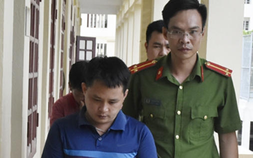 Đối tượng Hồ Đức Tuấn, cầm đầu đường d&acirc;y c&aacute; độ tại cơ quan điều tra. (Ảnh: CATH)