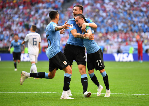 C&aacute;c cầu thủ Uruguay c&oacute; chiến thắng tưng bừng 3-0 trước chủ nh&agrave; Nga vận h&agrave;nh kh&ocirc;ng tốt. Ảnh REUTERS