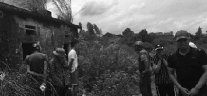 Người d&acirc;n c&ugrave;ng lực lượng chức năng tại hiện trường, nơi ph&aacute;t hiện x&aacute;c nạn nh&acirc;n.