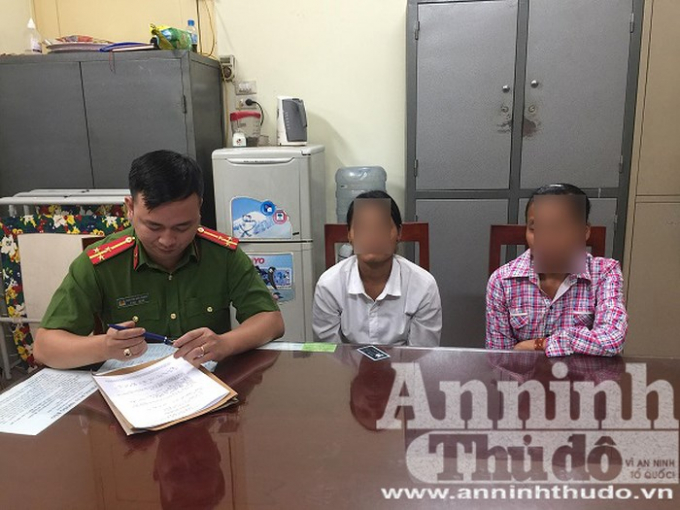 Hai c&ocirc; g&aacute;i trẻ may mắn được giải cứu khỏi tội phạm mua b&aacute;n người. (Ảnh: b&aacute;o An ninh thủ đ&ocirc;)