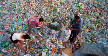 Một quyết định cấm cửa của Trung Quốc, toàn cầu xáo động