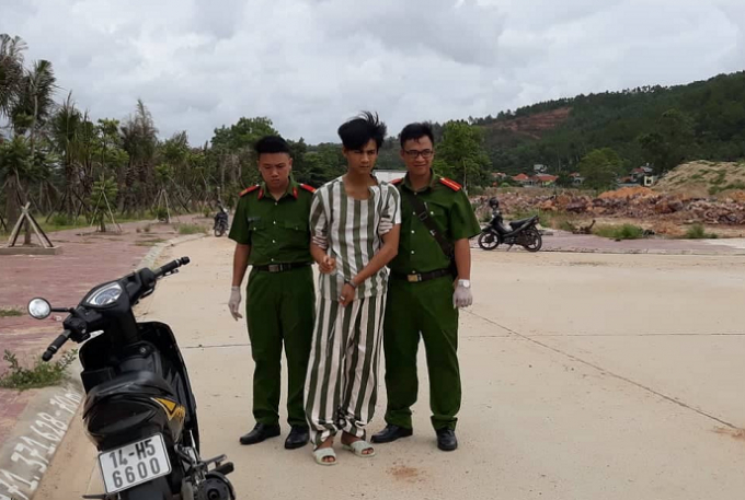 Lực lượng chức năng dẫn giải Vũ Văn Hải thực nghiệm hiện trường vụ &aacute;n.