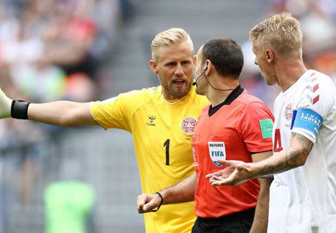 Rất nhiều t&igrave;nh huống cầu thủ hay đội b&oacute;ng muốn xem VAR cho r&otilde;, nhưng quyền quyết định xem VAR l&agrave; một b&iacute; ẩn: ảnh&nbsp;REUTERS.