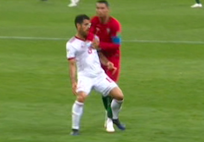 Xem lại VAR, si&ecirc;u sao Ronaldo (&aacute;o đỏ) đ&atilde; th&uacute;c c&ugrave;i chỏ v&agrave;o mặt đối phương rất r&otilde; nhưng trọng t&agrave;i chỉ cho thẻ v&agrave;ng: ảnh&nbsp;CHỤP M&Agrave;N H&Igrave;NH.