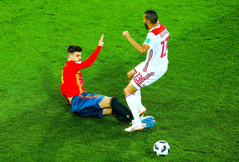 T&igrave;nh huống trong trận T&acirc;y Ban Nha - Ma Rốc, trung vệ Pique (T&acirc;y Ban Nha) phi 2 ch&acirc;n v&agrave;o đối phương c&oacute; thể bị thẻ đỏ nhưng trọng t&agrave;i kh&ocirc;ng xem VAR: ảnh&nbsp;REUTERS.