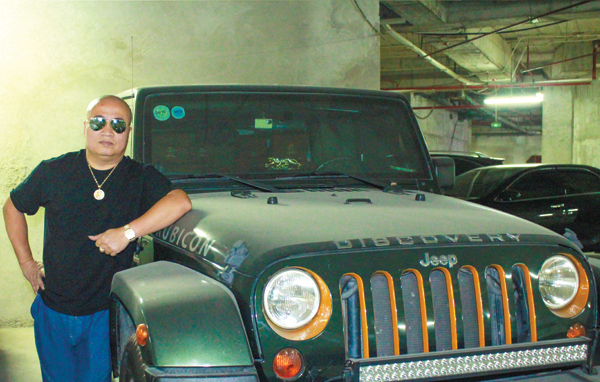 Nh&agrave; b&aacute;o Đỗ Minh Tuấn b&ecirc;n cạnh chiếc Jeep Rubicon y&ecirc;u th&iacute;ch trong bộ sưu tập &ocirc; t&ocirc; của m&igrave;nh.