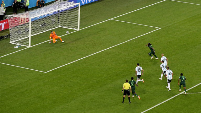 Moses lạnh l&ugrave;ng dứt điểm hạ thủ m&ocirc;n Armani