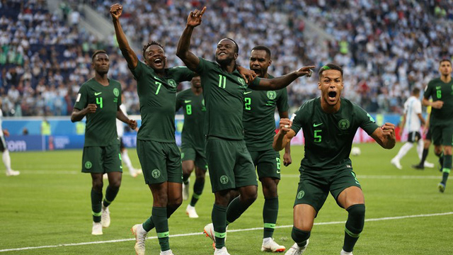 Niềm vui của c&aacute;c cầu thủ NIgeria