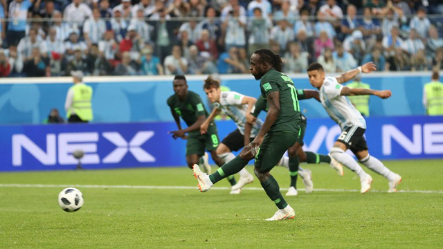 Moses đ&aacute; phạt đền th&agrave;nh c&ocirc;ng gỡ h&ograve;a 1-1 cho Nigeria