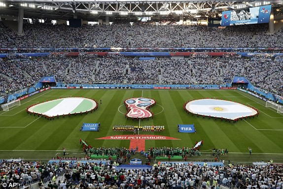 Bầu kh&ocirc;ng kh&iacute; tr&ecirc;n s&acirc;n Krestovsky trước trận đấu