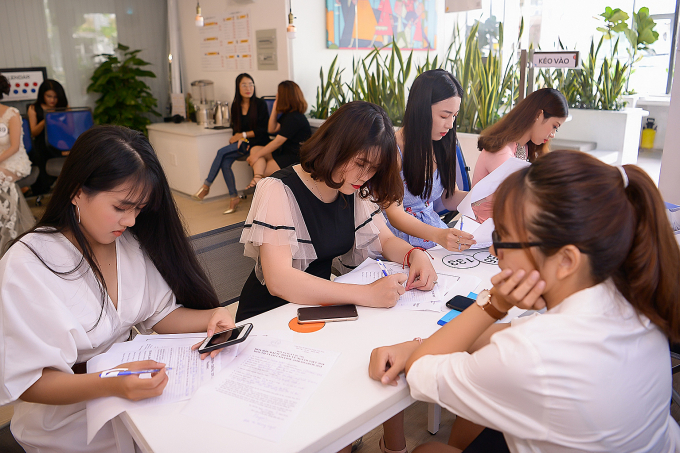 C&aacute;c th&iacute; sinh kiểm tra lại th&ocirc;ng tin c&aacute; nh&acirc;n của m&igrave;nh lần cuối v&agrave; bổ sung những giấy tờ cần thiết theo y&ecirc;u cầu của BTC để ho&agrave;n thiện hồ sơ.