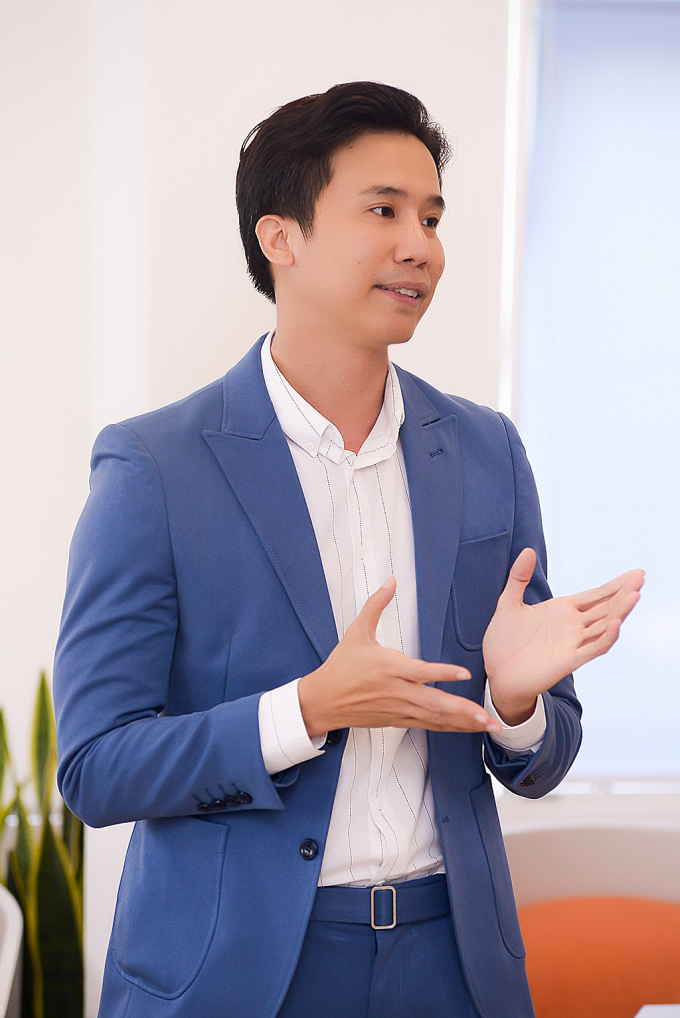 Đạo diễn L&ecirc; Việt chia sẻ : &ldquo;Được chứng kiến c&aacute;c bạn bỡ ngỡ khi lần đầu đi thi sắc đẹp nhưng t&ocirc;i nh&igrave;n thấy được c&aacute;c bạn ấy rất tiềm năng đ&oacute; l&agrave; những vi&ecirc;n ngọc m&agrave; t&ocirc;i tin chắc c&aacute;c bạn sẽ được tỏa s&aacute;ng sau cuộc thi Hoa hậu Đại sứ Ho&agrave;n vũ Người Việt 2018 - Miss Vietnam Universe Ambassador 2018&rdquo;.