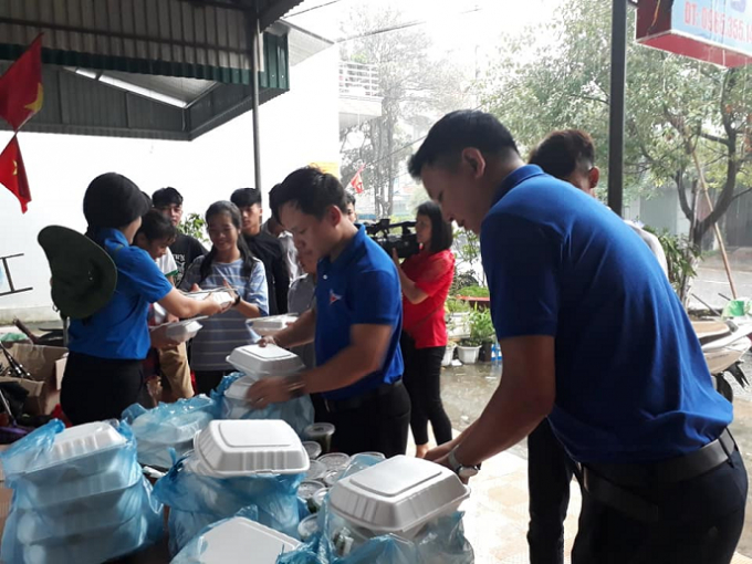 C&aacute;c đo&agrave;n vi&ecirc;n thanh ni&ecirc;n huyện B&igrave;nh Li&ecirc;u tham gia hỗ trợ c&aacute;c th&igrave; sinh trong kỳ thi THPT 2018 (ảnh Nguyễn Trinh).