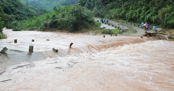 Quảng Ninh: Một cán bộ trại giam bị lũ cuốn trôi khi đi làm nhiệm vụ