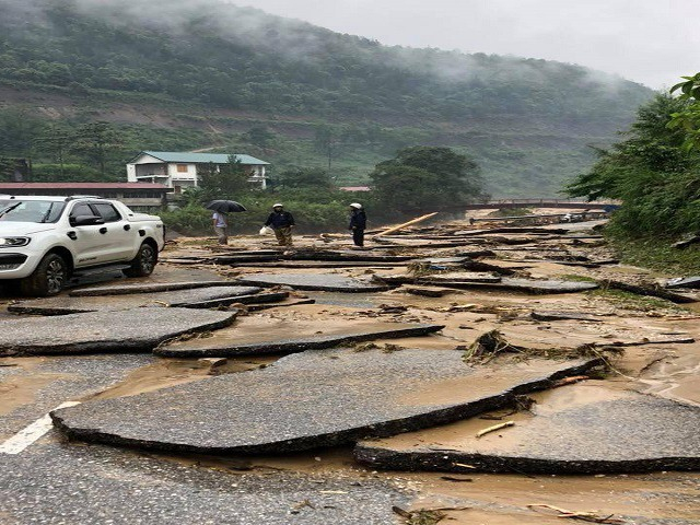 38 x&atilde; của Lai Ch&acirc;u đang bị chia cắt, nhiều tuyến đường huyết mạch bị sạt lở.&nbsp;