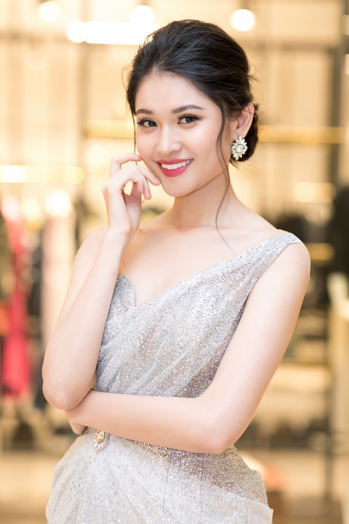 &Aacute; hậu Th&ugrave;y Dung khoe vai trần gợi cảm l&agrave;m MC