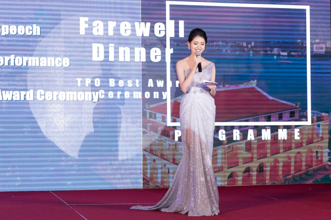 &Aacute; hậu Th&ugrave;y Dung khoe vai trần gợi cảm l&agrave;m MC