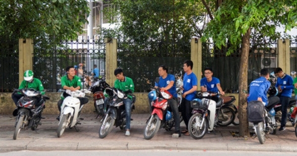 Trí thức trẻ “bén duyên” với nghề xe ôm công nghệ