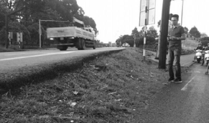 Nhiều phương tiện gặp nạn do nền đường QL1A cao hơn tuyến nội đ&ocirc; gần m&eacute;t.